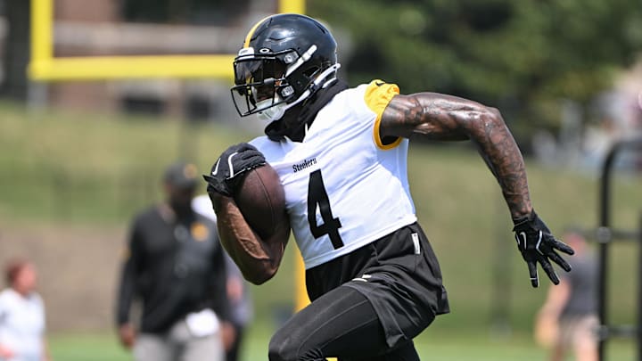 Pittsburgh Steelers wide receiver DK Metcalf is a must-draft player in fantasy football. 
