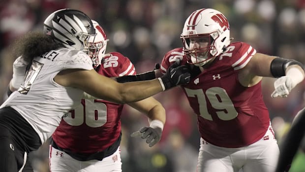 Wisconsin Badgers offensive lineman Jack Nelson (79) blocks Oregon Ducks defensive end Matayo Uiagalelei (10) 