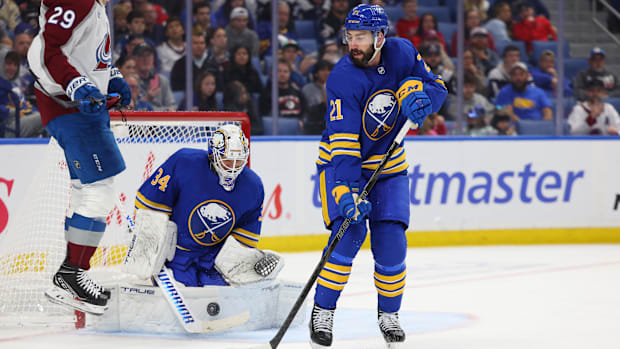 Hockey goalie makes sav