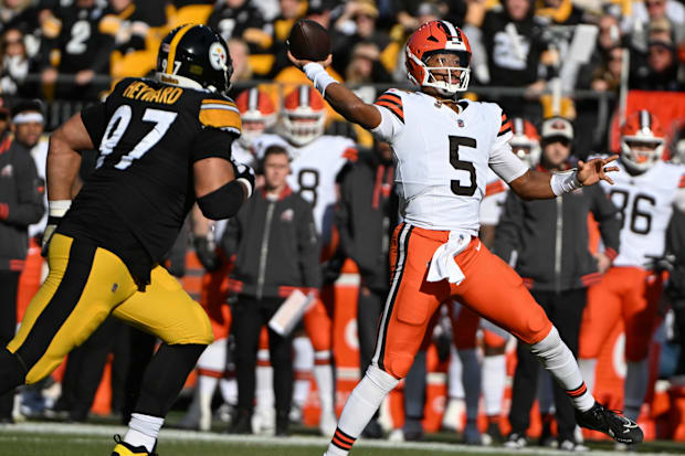 Cleveland Browns quarterback Jameis Winston (5) throws a 35-yard touchdown pass while being chased by Pittsburgh Steelers def