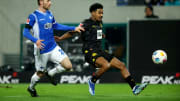 Ian Maatsen (rechts)  bei seinem Bundesliga-Debüt in Damrstadt.
