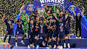 O brasileiro Marquinhos levantou a taça da primeira Liga dos Campeões da história do PSG