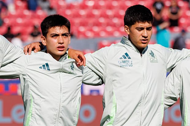 กิลแบร์โต โมรา และโอเบด บาร์กาส ในระหว่างฟีฟ่า เวิลด์คัพ U-20