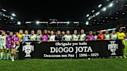 Jogadores de Espanha e Portugal com cartaz em homenagem a Diogo Jota