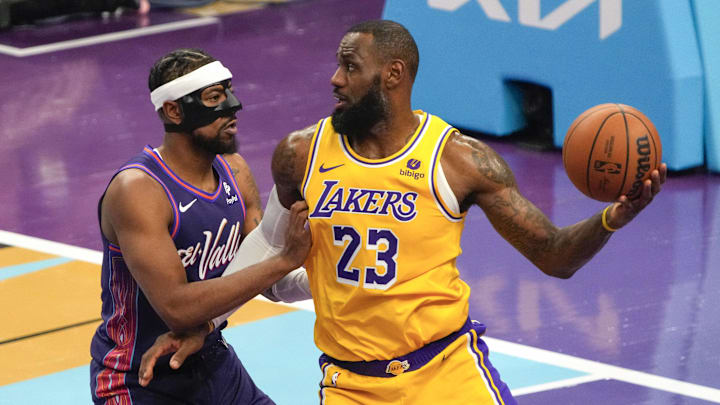 Los Angeles Lakers forward LeBron James (23) drives against Phoenix Suns guard Jordan Goodwin