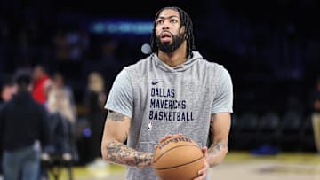 Davis se lesionó en el primer juego con los Mavericks
