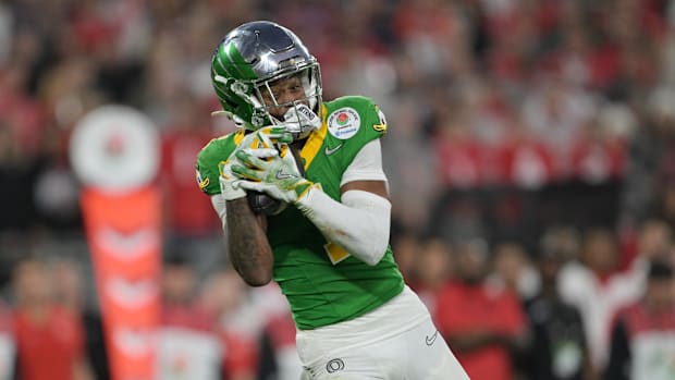 Jan 1, 2025; Pasadena, CA, USA; Oregon Ducks wide receiver Traeshon Holden (1) makes a catch in the second half against the O