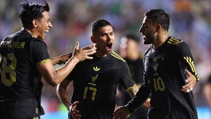 Ángel Sepúlveda, Orbelín Pineda y Alexis Vega celebran el gol