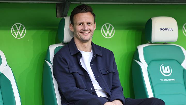 Hat gut lachen: Sportdirektor Claus Costa zog ein internationales Top-Talent an Land Hat gut lachen: Sportdirektor Claus Costa zog ein internationales Top-Talent an Land