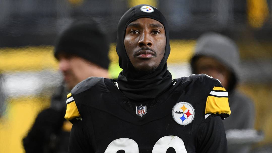 Nov 2, 2023; Pittsburgh, Pennsylvania, USA; Pittsburgh Steelers cornerback Levi Wallace (29) on the sidelines in a game against the Tennessee Titansat Acrisure Stadium. Mandatory Credit: Philip G. Pavely-Imagn Images Nov 2, 2023; Pittsburgh, Pennsylvania, USA; Pittsburgh Steelers cornerback Levi Wallace (29) on the sidelines in a game against the Tennessee Titansat Acrisure Stadium. Mandatory Credit: Philip G. Pavely-Imagn Images