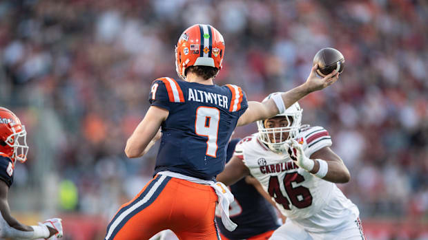Illinois Fighting Illini quarterback Luke Altmyer (9)