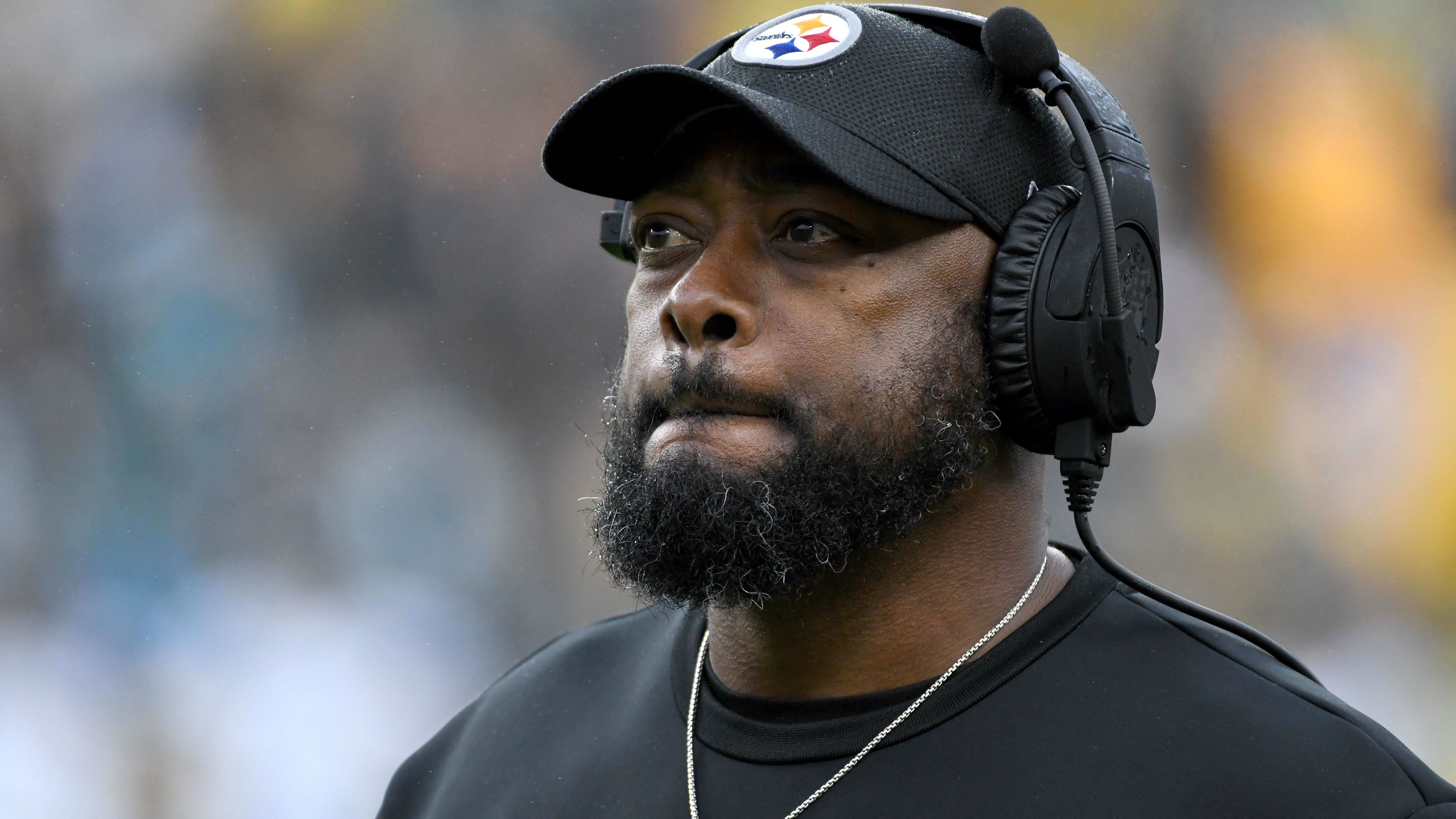 Oct 29, 2023; Pittsburgh, Pennsylvania, USA;  Pittsburgh Steelers head coach Mike Tomlin looks up at