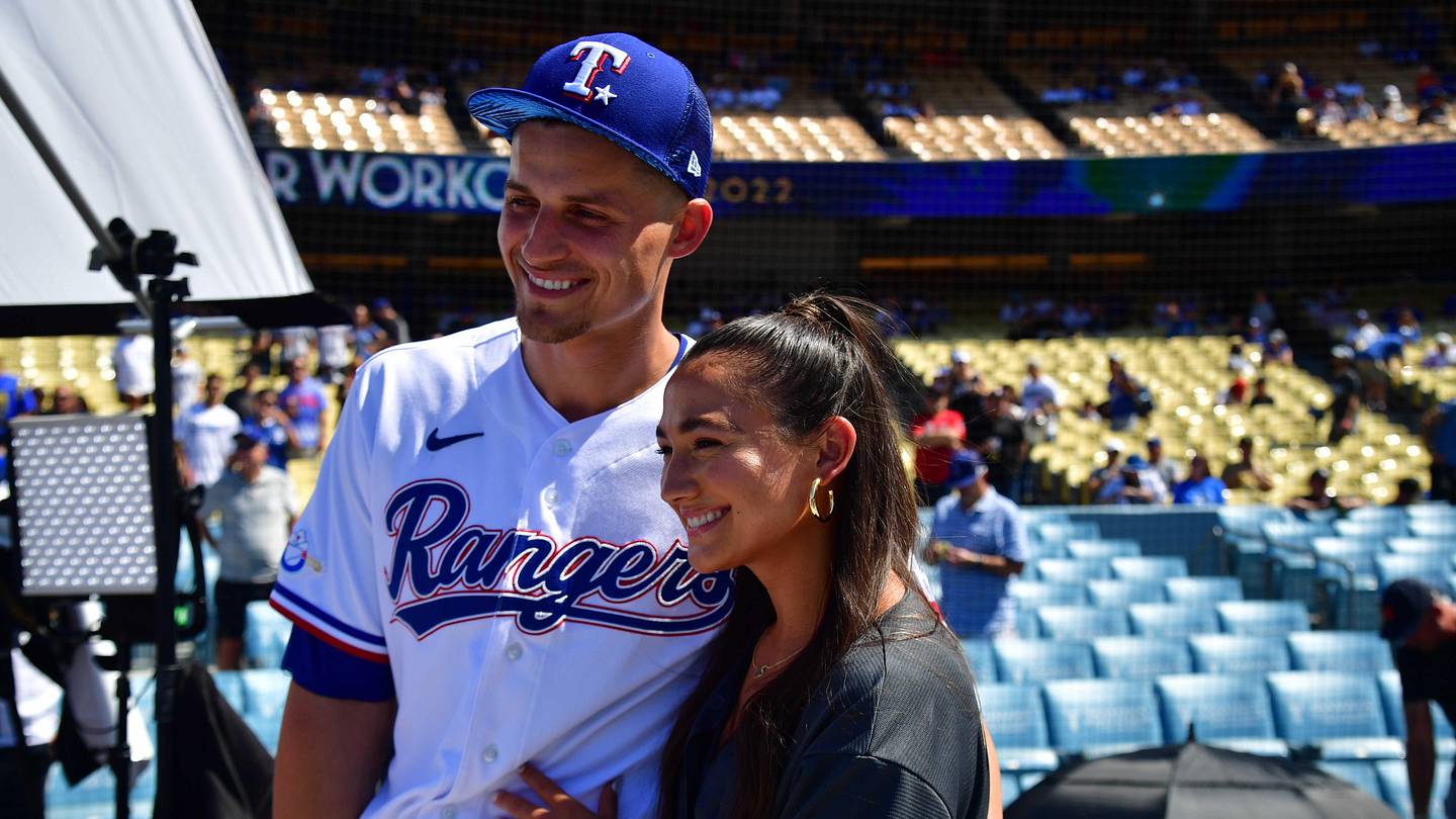 元ドジャースのスター、コーリー・シーガーの生まれた赤ちゃんはMLB球場で有名なファーストネームを持つ