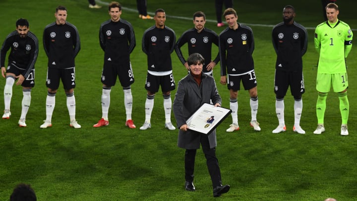 Joachim Löw, Almanya Milli Takımı oyuncularının önünde. Joachim Löw, Almanya Milli Takımı oyuncularının önünde.