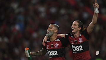 Gabigol e Filipe Luís celebrando o título da Recopa Sul-Americana 2020 
