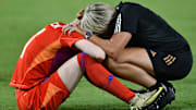 Torfrau Rebecca Adamczyk nach dem Spiel unter Tränen.