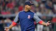 Alex Cora dio una vuelta por el campamento de ligas menores de Boston