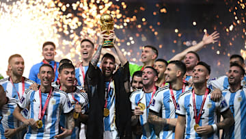 TOPSHOT-FBL-WC-2022-MATCH64-ARG-FRA-TROPHY