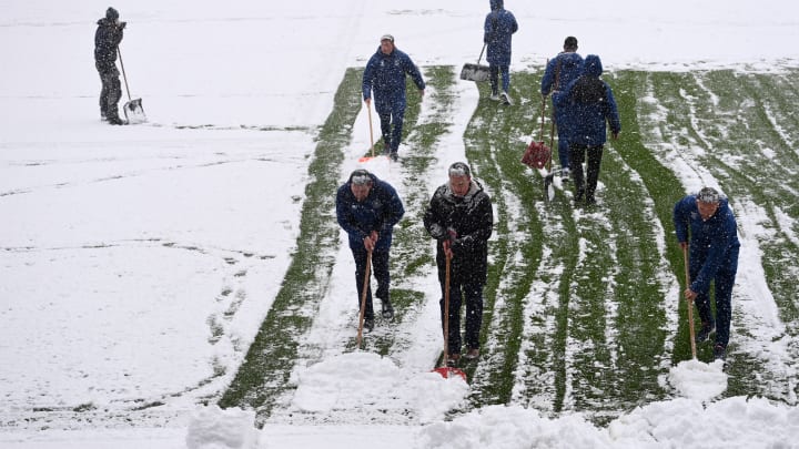Burnley-Mitarbeiter kämpfen gegen den Schnee im Turf Moor