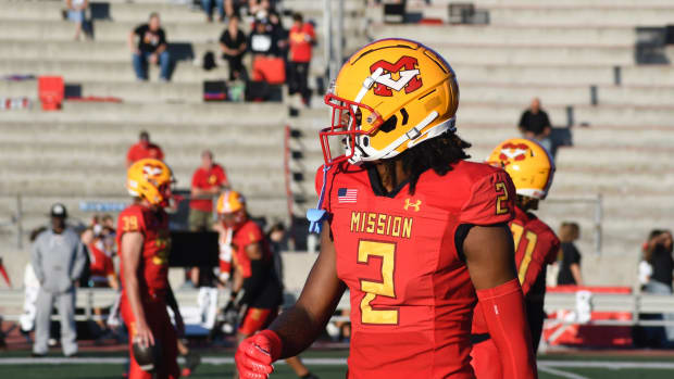 Alabama commit Dijon Lee warms up before Mission Viejo's game vs. Santa Margarita.