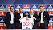 Juninho et Jean-Michel Aulas entourant Peter Bosz, lors de la conférence de présentation du technicien néerlandais.