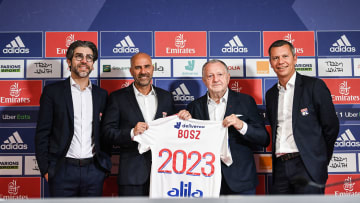 Juninho et Jean-Michel Aulas entourant Peter Bosz, lors de la conférence de présentation du technicien néerlandais.
