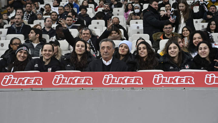Ahmet Nur Çebi, Beşiktaş Kadın Futbol Takımı ile maçı takip ediyor.