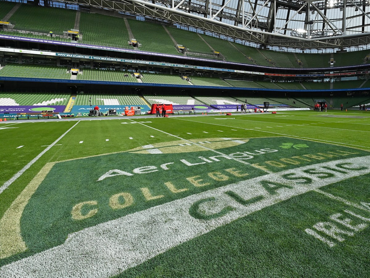 Ireland national soccer team fan sneaks into Dublin bar - Sports Illustrated, image size:1200x900