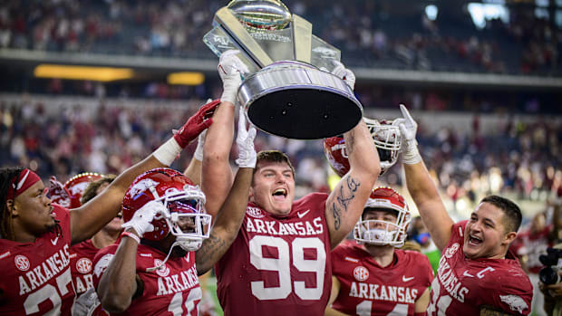Arkansas Razorbacks defensive tackle John Ridgewa