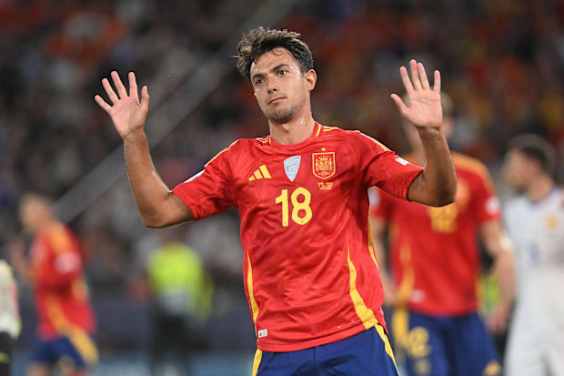 Martín Zubimendi in action for Spain.