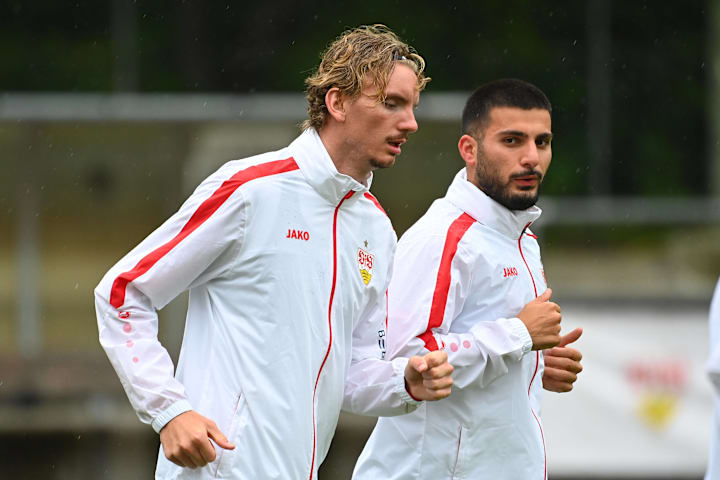 Woltemade im VfB-Training mit Deniz Undav (r.)