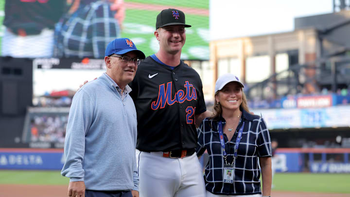 Aug 14, 2025; New York City, New York, USA; New York Mets first baseman Pete Alonso (20) poses with team owners Steve (left) and Alex Cohen (right) after a ceremony commemorating the new Mets home run record before a game against the Atlanta Braves at Citi Field. Mandatory Credit: Brad Penner-Imagn Images