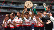 La plantilla de Chivas celebrando la obtención del Trofeo del Árbol de Gernika tras vencer al Athletic Bilbao.