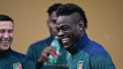 Balotelli se ríe al escuchar la palabra regularidad.