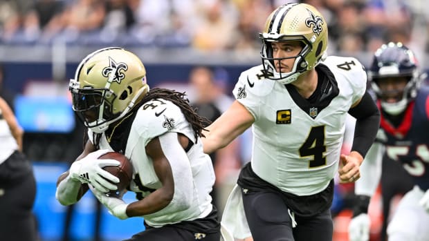 New Orleans Saints quarterback Derek Carr (4) hands off the ball to running back Alvin Kamara (41).