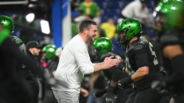 Oregon Ducks head coach Dan Lanning talks to players prior to facing the Penn State Nittany Lions
