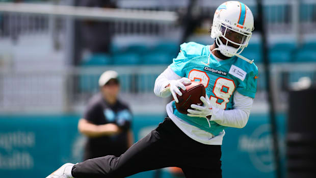 Free agent cornerback Kendall Fuller (teal uniform) catches a pass during practice.