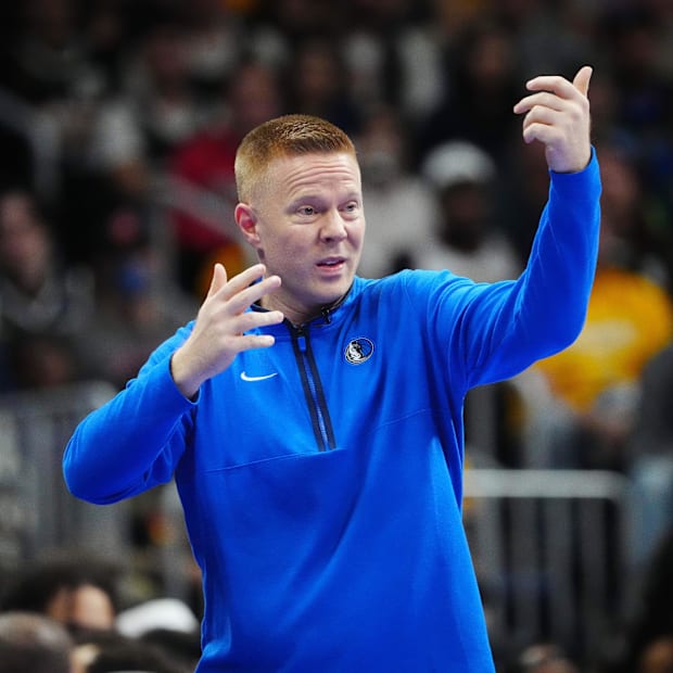  Dallas Mavericks assistant coach Sean Sweeney