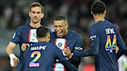 L'arbitre n'a pas sifflé l main de Mbappé.
