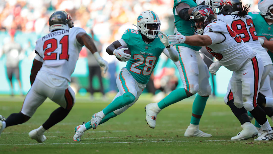 Miami Dolphins running back De'Von Achane (28) runs for a gain during the second quarter against the Tampa Bay Buccaneers at Hard Rock Stadium during the 2025 season.