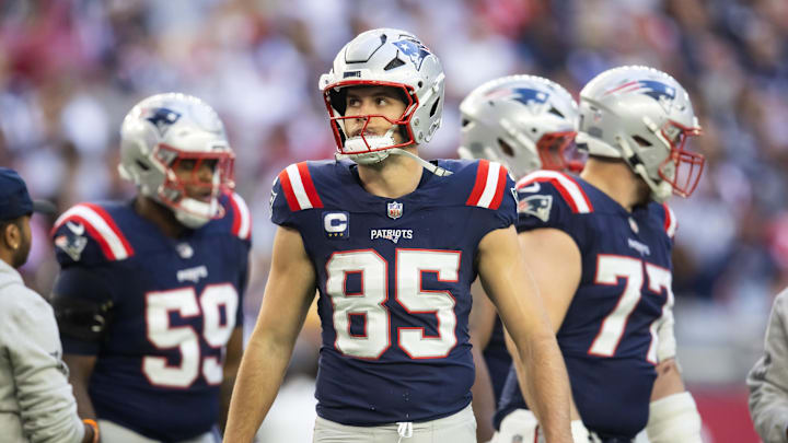 New England Patriots tight end Hunter Henry (85) against the Arizona Cardinals at State Farm Stadium. 
