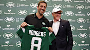 Aaron Rodgers y Woody Johnson, dueño de los New York Jets de la NFL, quien lo despidió con un emotivo comunicado 