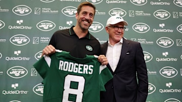 Aaron Rodgers y Woody Johnson, dueño de los New York Jets de la NFL, quien lo despidió con un emotivo comunicado 