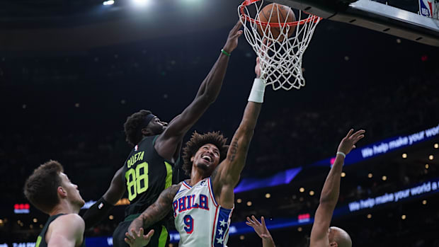 Kelly Oubre goes to the rim.