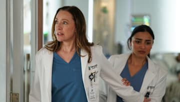 DOC: L-R: Molly Parker and Anya Banerjee in the “Her Heart” Season Premiere episode of DOC airing Sunday, Sept. 14 (8:00-9:00 PM ET/PT) on FOX. CR: John Medland/FOX. ©2025 FOX Media LLC.