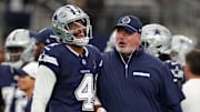 Dak Prescott y Mike McCarthy, entrenador de los Dallas Cowboys