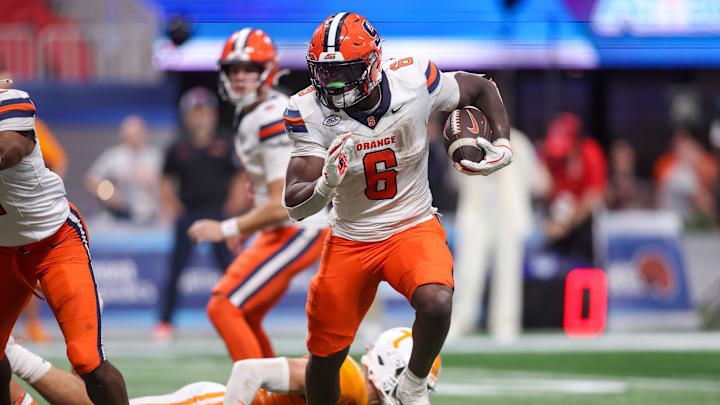 Aug 30, 2025; Atlanta, Georgia, USA; Syracuse Orange running back Yasin Willis (6) runs the ball for a touchdown against the Tennessee Volunteers in the fourth quarter at Mercedes-Benz Stadium. Mandatory Credit: Brett Davis-Imagn Images