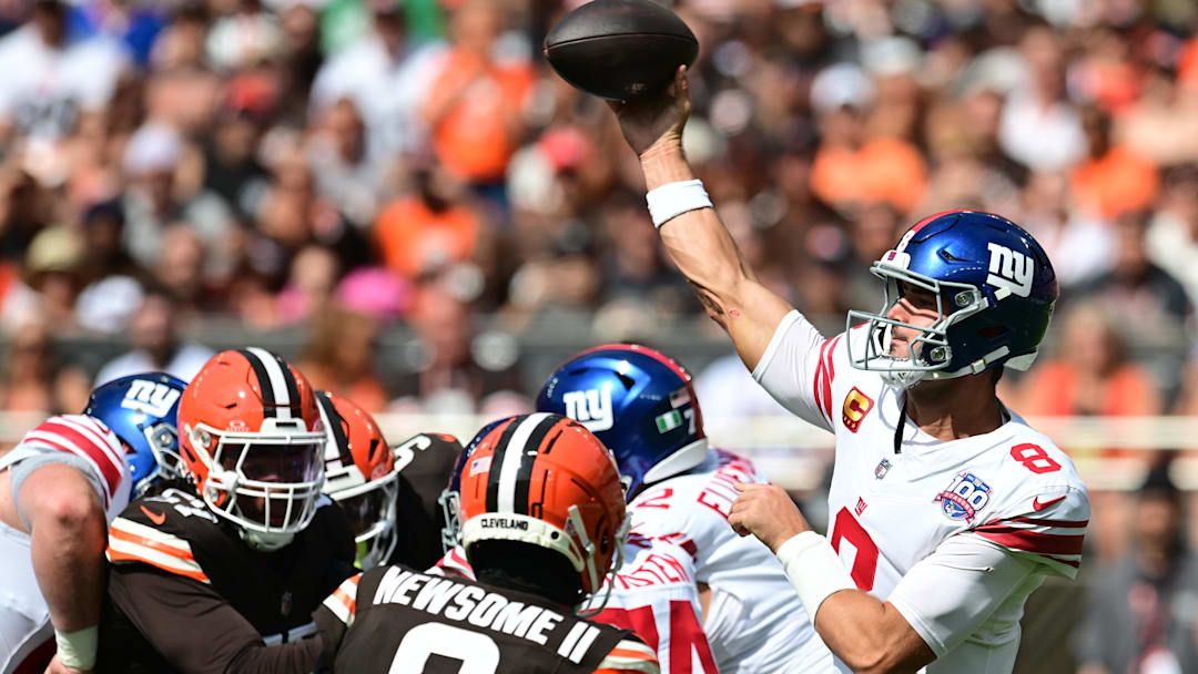 Giants quarterback Daniel Jones (8) throws a pass against the Cleveland Browns 