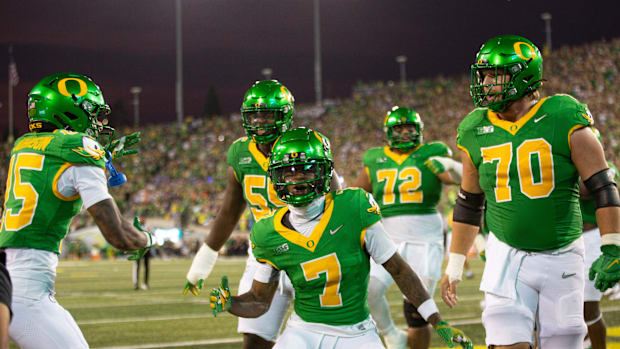 Oregon's Evan Stewart, center, celebrates a second quarter touchdown 