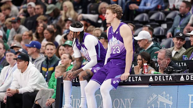 Utah Jazz Guard Jordan Clarkson (00) and the striker Lauri Markkanen (23) does not have to go on the scorer table during the second quarter